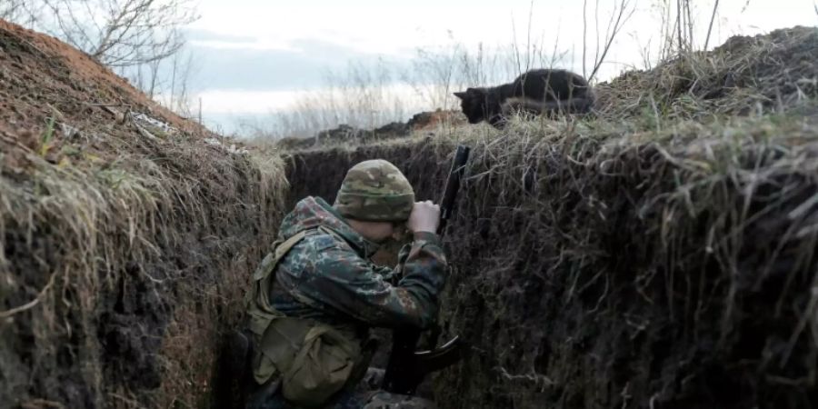 Ukrainischer Soldat an der Frontlinie