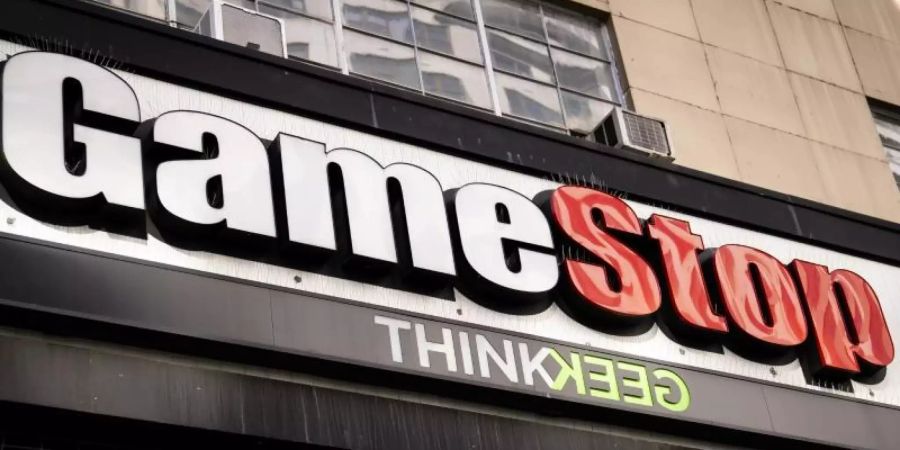 Das Gamestop-Logo prangt auf der Fassade der Filiale am Union Square in New York. Foto: John Minchillo/AP/dpa