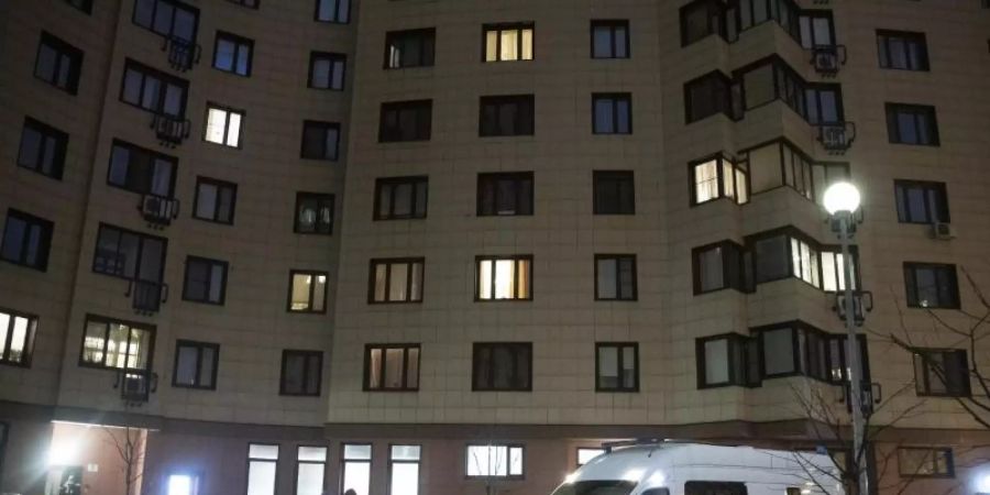 Ein russischer Polizeiwagen parkt vor dem Wohnhaus des inhaftierten Kremlkritikers Alexej Nawalny. Foto: Pavel Golovkin/AP/dpa