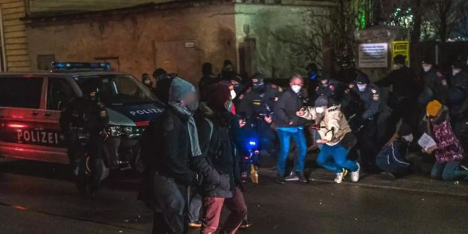 Polizisten und Sicherheitskräfte lösen in Wien eine Demonstration gegen die Abschiebung dreier Schüllerinnen und ihrer Familien nach Georgien und Armnien auf. österreich abschiebung