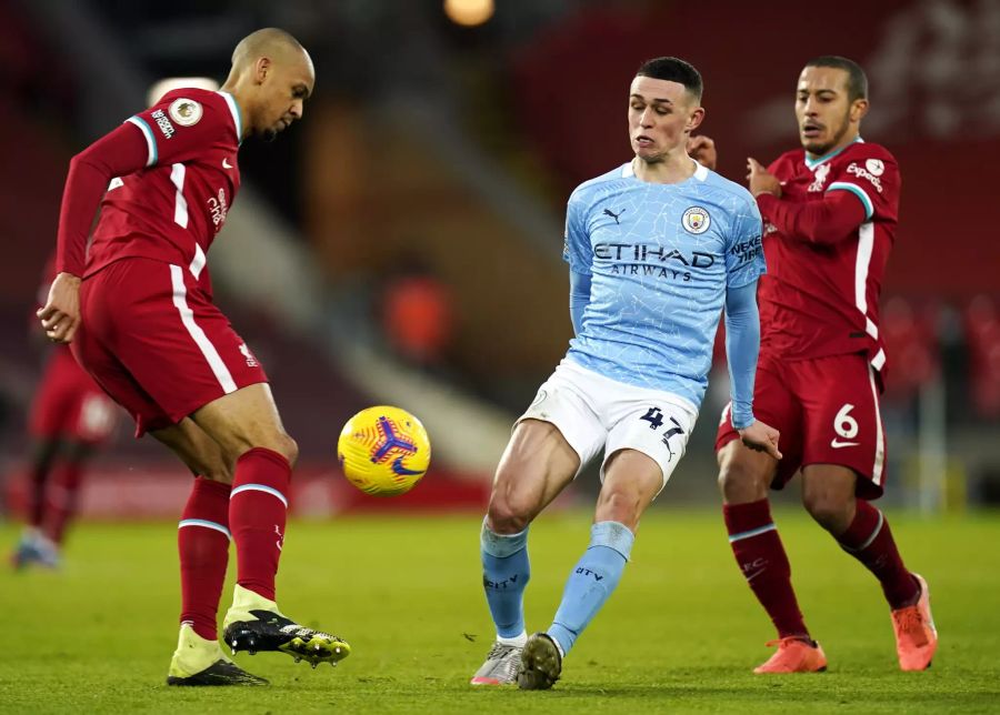 Phil Foden von Manchester City (r.) setzt Liverpools Fabinho (l.) unter Druck.