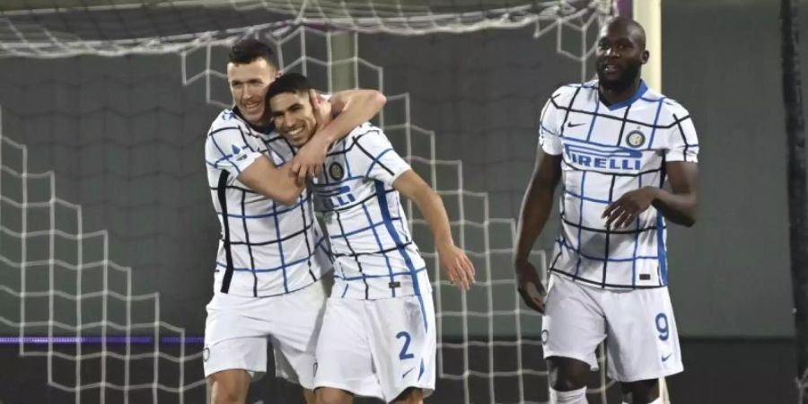 Inter Mailands Ivan Perisic (l-r) jubelt nach seinem Treffer zum 0:2 mit seinen Teamkollegen Achraf Hakimi und Romelu Lukaku. Foto: Massimo Paolone/LaPresse/AP/dpa