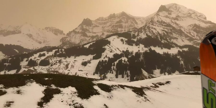 Der Sahara-Staub verfärbte am 6. Februar im Berner Oberland den ganzen Himmel ein.