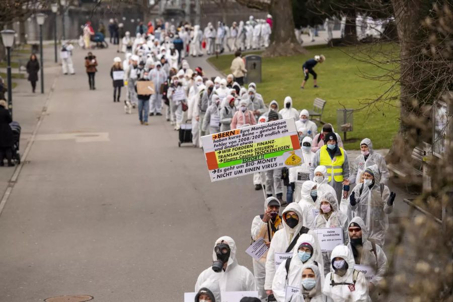 Rund 300 Personen demonstrieren an einer Kundgebung des Vereins "Stiller Protest".