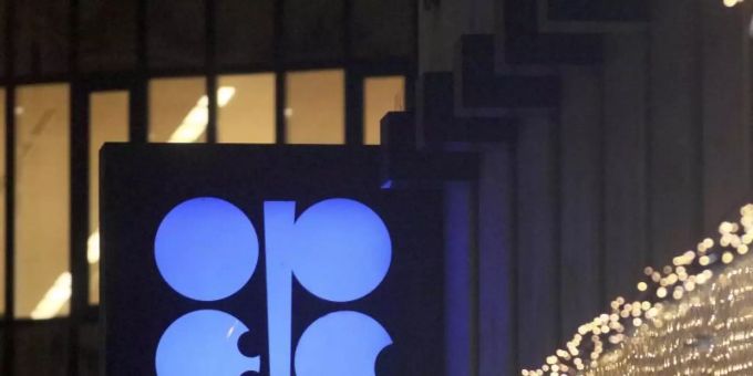 Das Ölkartell Opec und seine zehn Kooperationspartner (Opec+) drehen nach Angaben des kasachischen Energieministeriums den Ölhahn wieder etwas weiter auf. Foto: Ronald Zak/AP/dpa Das Ölkartell Opec und seine zehn Kooperationspartner (Opec+) drehen nach Angaben des kasachischen Energieministeriums den Ölhahn wieder etwas weiter auf. Foto: Ronald Zak/AP/dpa