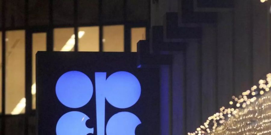 Das Ölkartell Opec und seine zehn Kooperationspartner (Opec+) drehen nach Angaben des kasachischen Energieministeriums den Ölhahn wieder etwas weiter auf. Foto: Ronald Zak/AP/dpa
