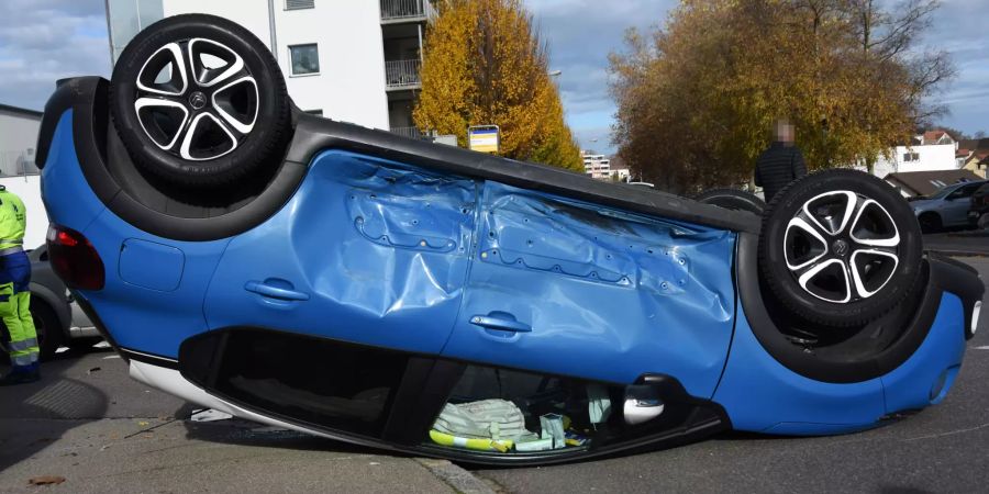 Unfall mit Verletzten – Auto überschlagen