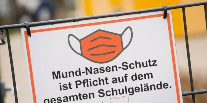 Ein Schild weist an einer Schule auf die Maskenpflicht hin. Foto: Stefan Sauer/dpa-Zentralbild/dpa/Symbolbild/Archiv Ein Schild weist an einer Schule auf die Maskenpflicht hin. Foto: Stefan Sauer/dpa-Zentralbild/dpa/Symbolbild/Archiv