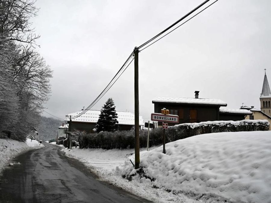 Blick auf das Ortschild Bonvillard, wo ein Hubschrauber abstürzte. Bei dem Helikopterunglück sind fünf Menschen ums Leben gekommen. Foto: Jean-Philippe Ksiazek/AFP/dpa