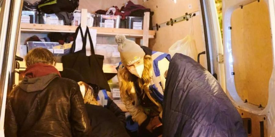 Mitarbeiter der Stadtmission helfen mit dem Kältebus wohnungslosen Menschen. Foto: Annette Riedl/dpa