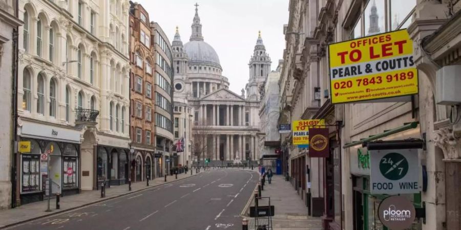 Eine menschenleere Shopping-Strasse in London. Foto: Dominic Lipinski/PA Wire/dpa/Symbolbild/Archiv