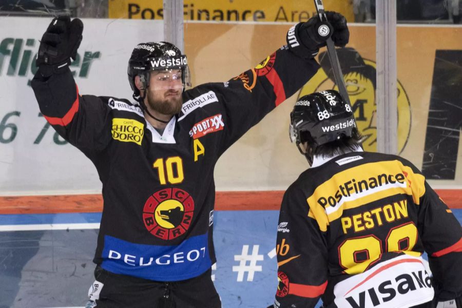 Tristan Scherwey (l.) und Torschütze Inti Pestoni feiern das 1:1 für den SCB.