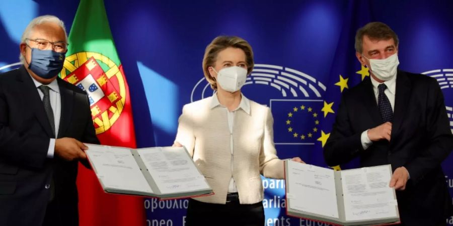 Costa (l.), von der Leyen und Sassoli bei Unterzeichnung