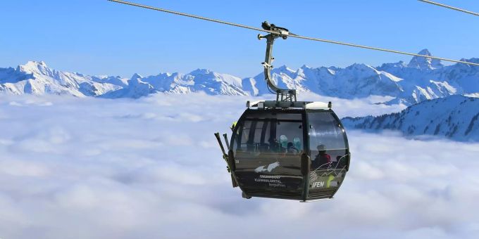 Eine Gondel der Seilbahn am Ifen fährt bei Hirschegg (Österreich) über dem im Tal liegenden Nebel (Archiv). Skisaison in Österreich startet
