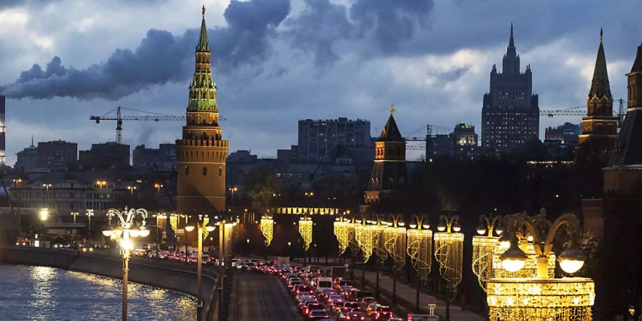 Autos stehen in einem Stau am Ufer der Moskwa neben dem Moskauer Kreml. Foto: Pavel Golovkin/AP/dpa