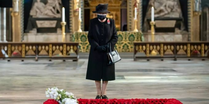 London - Queen gedenkt der Kriegstoten in aller Stille