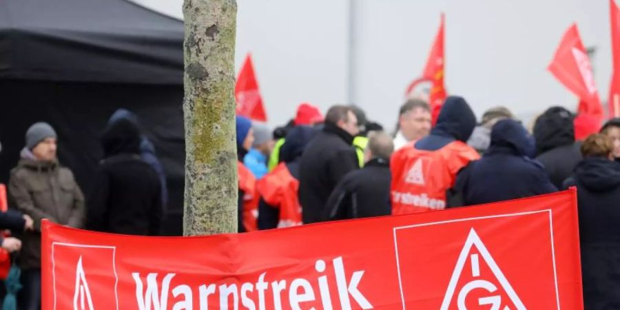 Üblicherweise werden die Metall-Tarifrunden von Streiks begleitet - wie hier im Januar 2019. Foto: Bernd Wüstneck/dpa