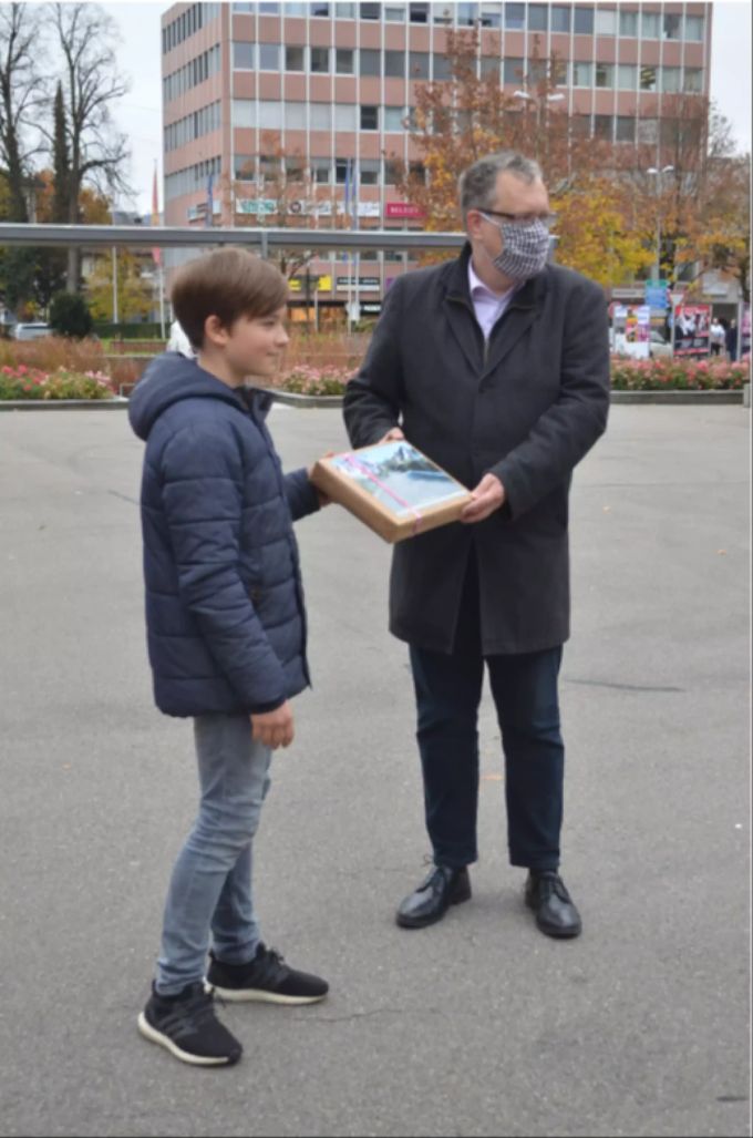 Die über 900 gesammelten Unterschriften wurden in Uster an Stadtrat Stefan Feldmann übergeben. Breitackerstrasse Uster