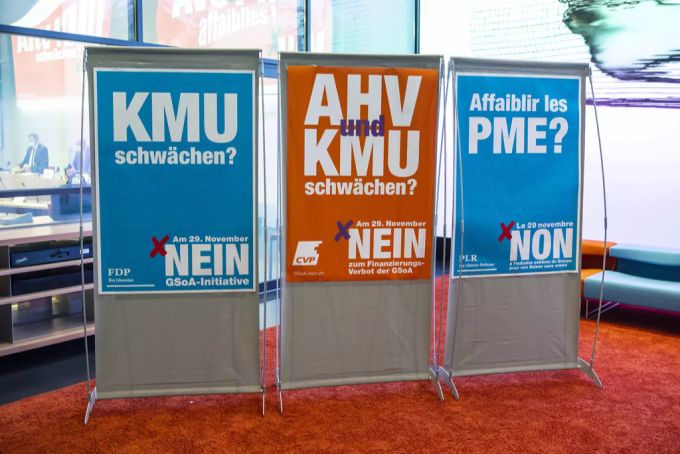 Plakate gegen die Kriegsgeschäfte-Initiative stehen im Medienzentrum, am Montag, 19. Oktober 2020, in Bern. Kriegsgeschäfte-Initiative