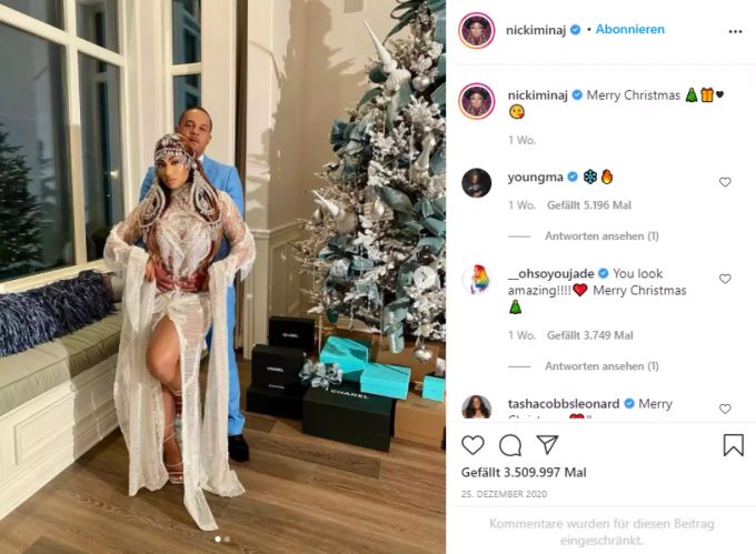 Nicki Minaj posiert mit ihrem Ehemann Kenneth Petty vor dem Weihnachtsbaum. nicki mianj