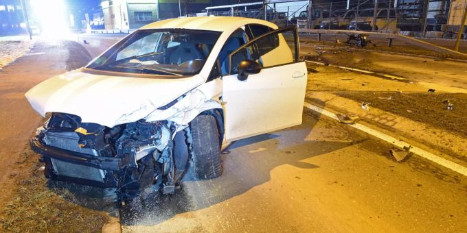Massive Auffahrkollision zwischen zwei Autos.