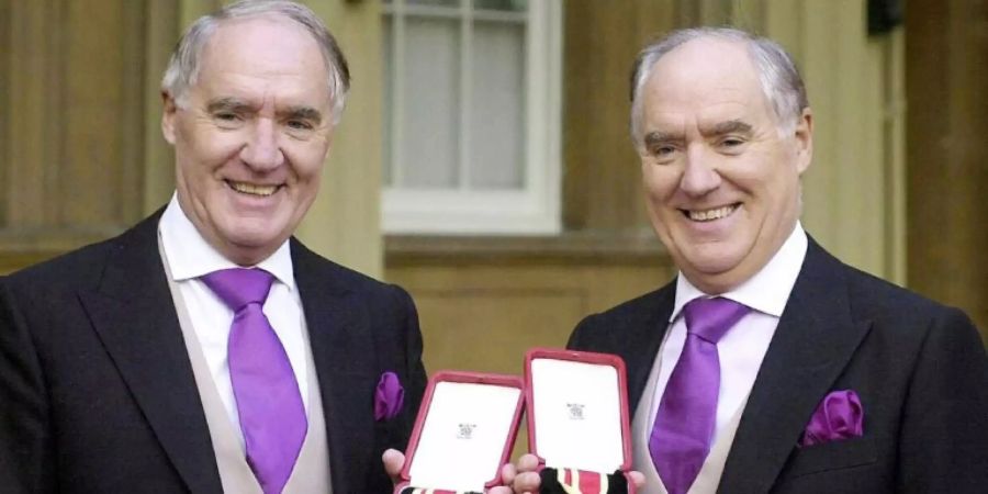 David Barclay (l) und sein Zwillingsbruder Frederick 2004