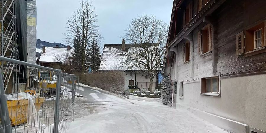 Kein Winterbild, sondern ein Malheur mit Gips: Umgebung der Baustelle in Walchwil.
