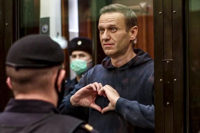 Auf dem Videostandbild formt der russische Oppositionskritiker Alexej Nawalny im Gerichtssaal mit seinen Händen ein Herz. alexej nawalny