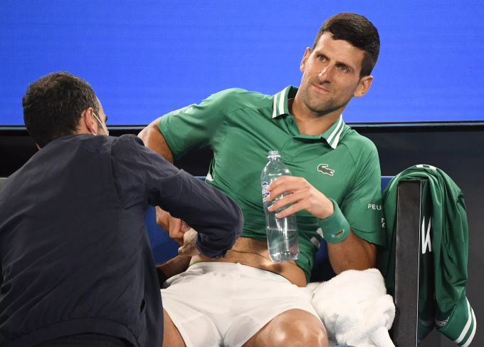 Djokovic lässt seine Verletzung in der dritten Runde behandeln. Unterbricht sogar das Spiel. Novak Djokovic