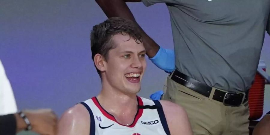 Kann sich über einen Sieg der Washington Wizards freuen: Moritz Wagner (M) lächelt auf der Bank. Foto: Ashley Landis/Pool AP/dpa