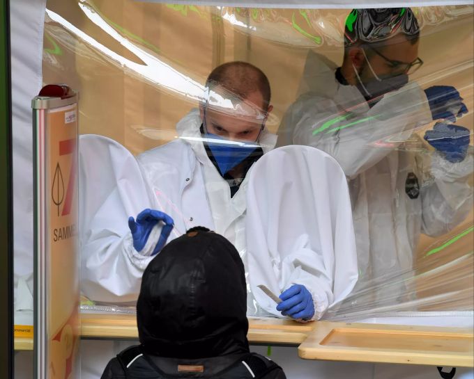 Eine Person in Wien wird an einer Covid-Teststation einer Apotheke mit einem Antigen-Schnelltest auf das Coronavirus getestet. Coronavirus - Österreich