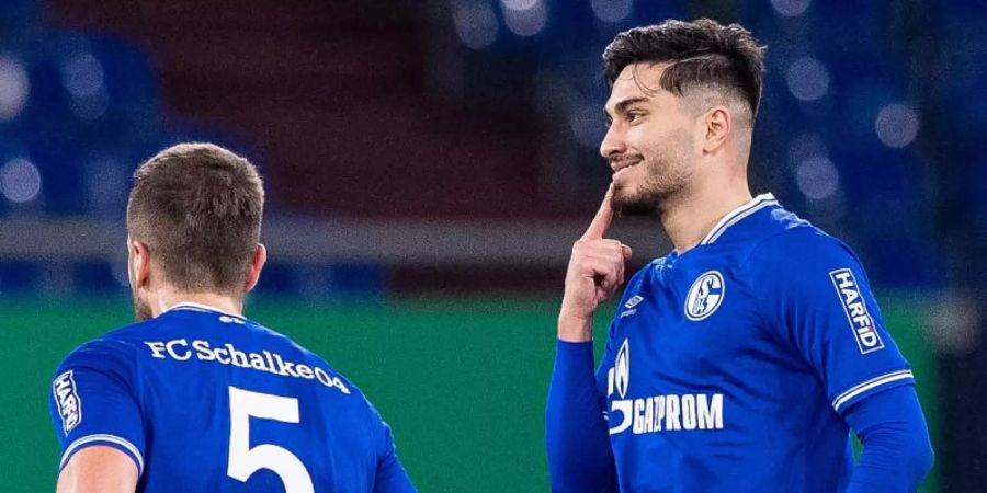 Suat Serdar (r) brachte Schalke in Führung. Foto: Guido Kirchner/dpa