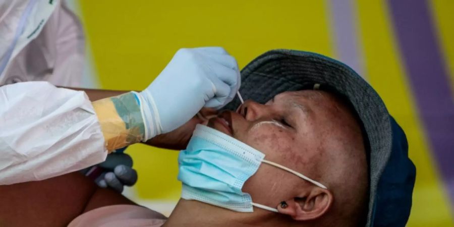 Ein Marktarbeiter in Thailand wird getestet