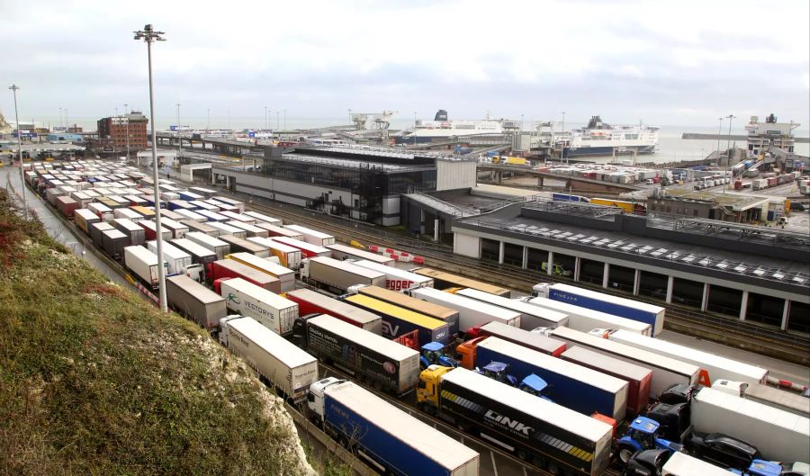 Lastwagen stehen vor dem Hafen von Dover Schlange.