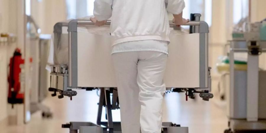 Mehr Stress durch Corona: Überdurchschnittlich betroffen ist das Personal in Krankenhäusern, Arztpraxen, Pflegeheimen und anderen medizinischen Einrichtungen. Foto: Marijan Murat/dpa