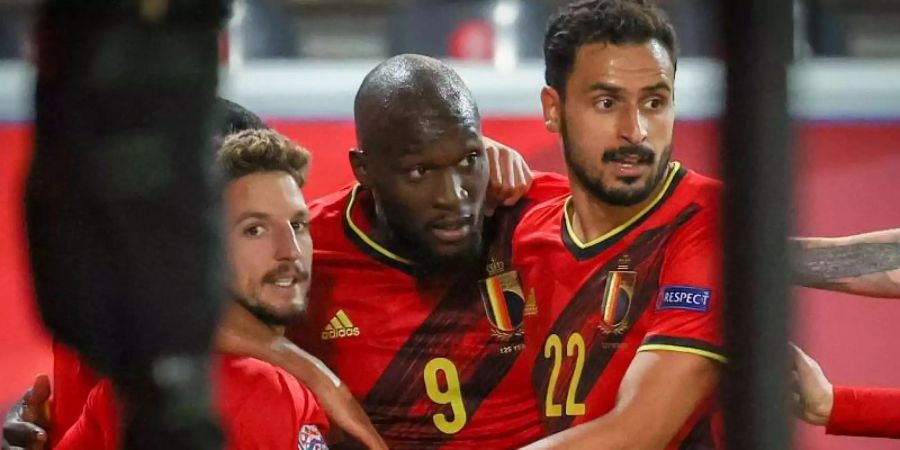 Der Belgier Romelu Lukaku (M) feiert sein Tor im Spiel gegen Dänemark mit Teamkollegen. Foto: Virginie Lefour/BELGA/dpa