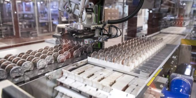 Eine Maschine im Nespresso-Werk in Romont FR. Nestlé Kaffee