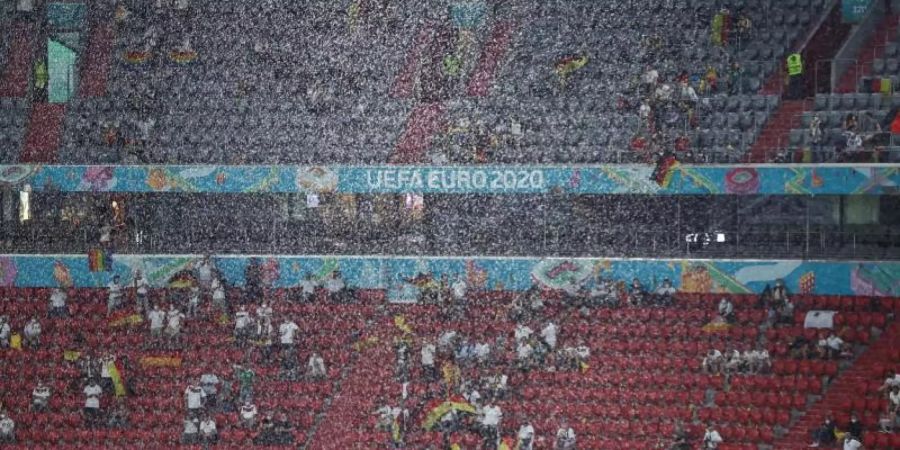 Heftiger Regen ergiesst sich über das EM-Stadion in München. Foto: Christian Charisius/dpa