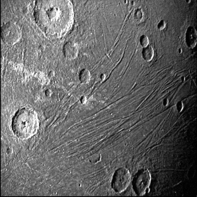 Ganymed ist der grösste Mond des Sonnensystems. ganymed juno nasa mond