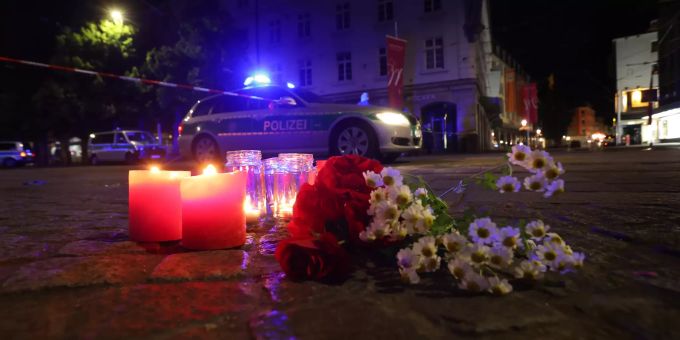 Kerzen und Blumen nahe des Tatorts in der Innenstadt. In Würzburg hat ein Mann wahllos Menschen mit einem Messer attackiert. Nach Informationen der Deutschen Presse-Agentur sind drei Personen getötet und fünf verletzt worden. Foto: Karl-Josef Hildenbrand/dpa Messerattacke