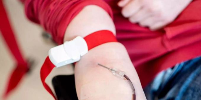 Steigender Blut-Bedarf in Kliniken und die bevorstehenden heissen Sommermonate stellen die Blutspende vor grosse Herausforderungen. Foto: Hauke-Christian Dittrich/dpa Steigender Blut-Bedarf in Kliniken und die bevorstehenden heissen Sommermonate stellen die Blutspende vor grosse Herausforderungen. Foto: Hauke-Christian Dittrich/dpa
