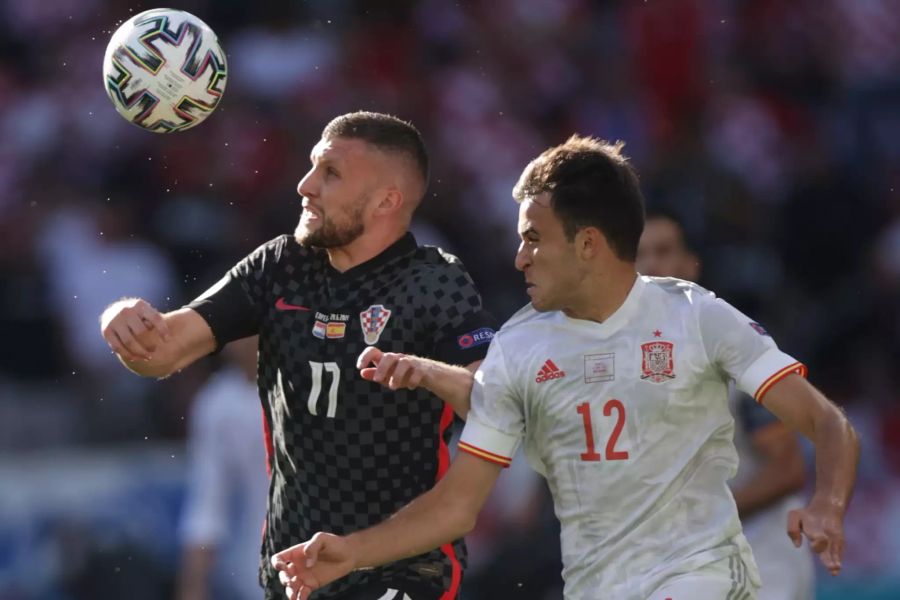 Ante Rebic (l.) im Duell mit Eric Garcia (r.).