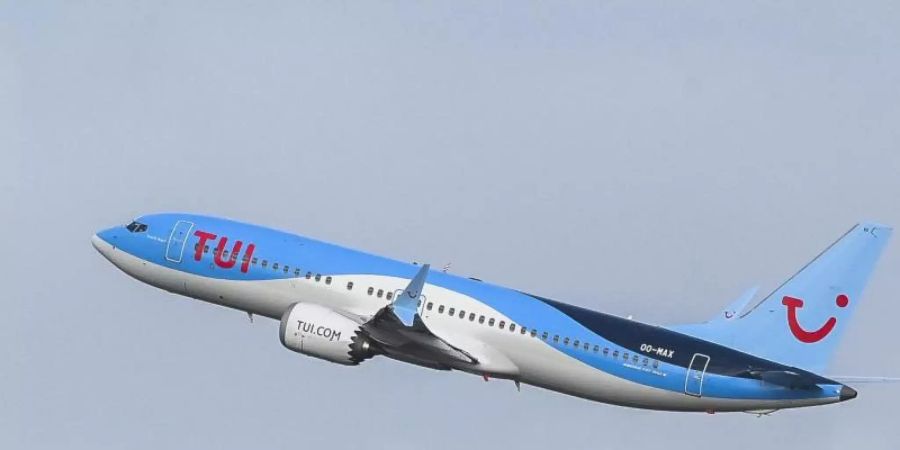 Der erste Flug mit Passagieren einer Boeing 737 MAX von TUI fly Belgium hebt am Flughafen Brüssel ab. Foto: Laurie Dieffembacq/BELGA/dpa