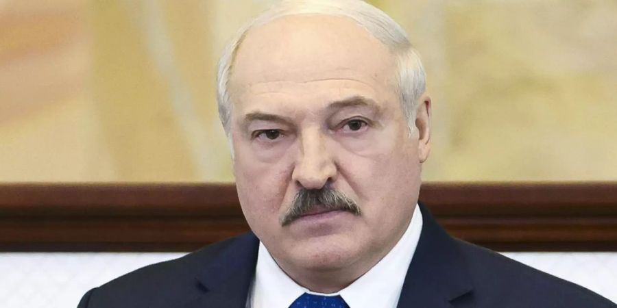 Der Präsident von Belarus Alexander Lukaschenko spricht vor dem Parlament in Minsk. Die EU-Staaten haben sich auf ein umfangreiches neues Sanktionspaket gegen Unterstützer des belarussischen Machthabers Alexander Lukaschenko verständigt. Foto: Sergei Shelega/POOL BelTA/AP/dpa