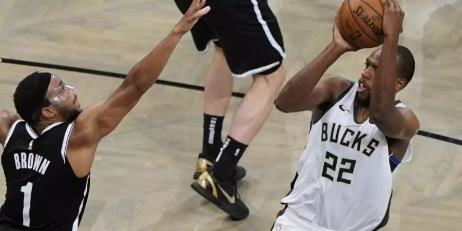 Khris Middleton (r) setzte sich mit den Milwaukee Bucks gegen Bruce Brown und die Brooklyn Nets durch. Foto: Frank Franklin II/AP/dpa