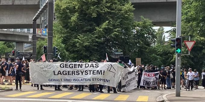 Eingangs der Freiburgerstrasse stoppte die Basler Polizei den unbewilligten Demonstrationszug. Eingangs der Freiburgerstrasse stoppte die Basler Polizei den unbewilligten Demonstrationszug.