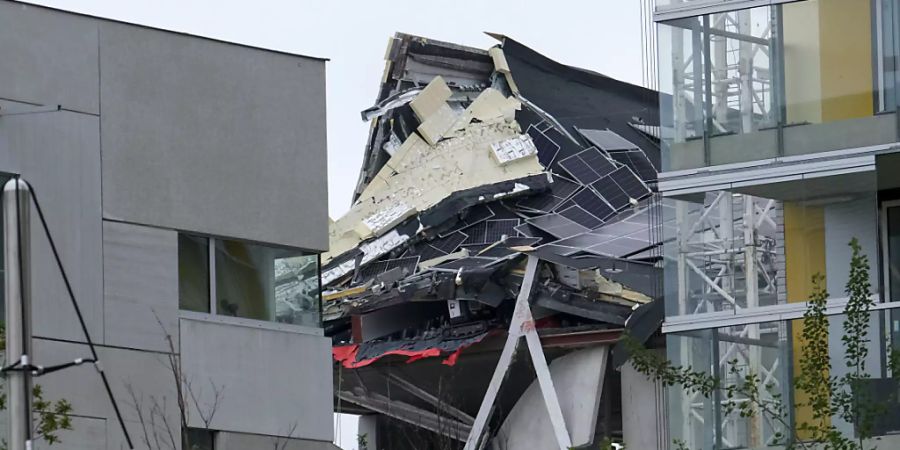 Blick auf das eingestürzte Gebäude, das sich noch im Bau befand. Foto: Nicolas Maeterlinck/BELGA/dpa