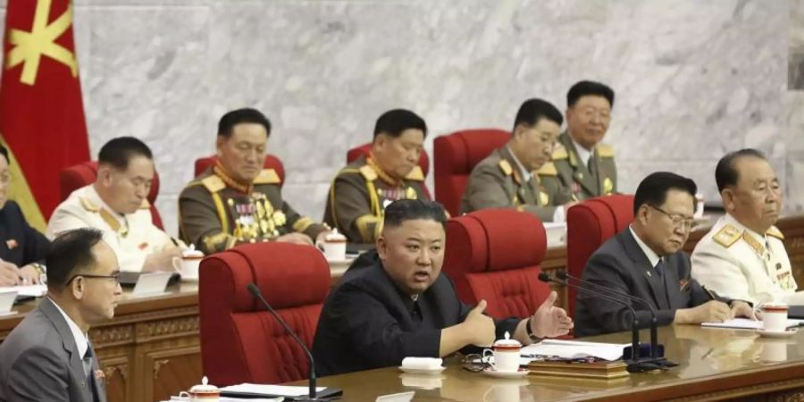 Der nordkoreanische Machthaber Kim Jong Un (M) während einer Versammlung der Arbeiterpartei. Foto: KCNA/KNS via AP/dpa