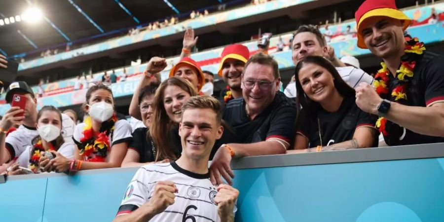 Selfie nach dem Sieg: Joshua Kimmich macht nach dem Spiel ein Foto mit seiner Freundin Lina Meyer (2.v.r), Familie und Fans. Foto: Christian Charisius/dpa