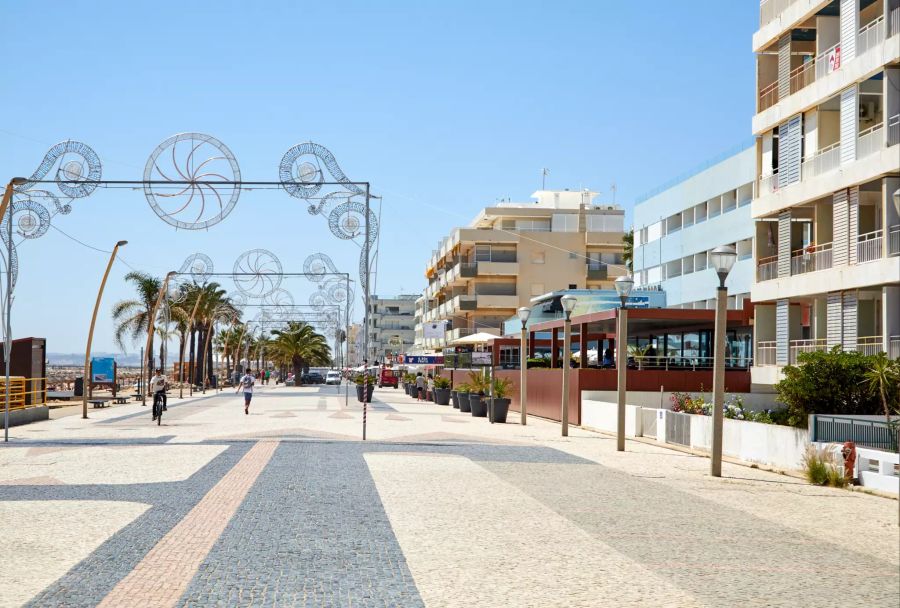 Kaum Menschen spazieren im Corona-Sommer am Strand entlang, wo zahlreiche Hotels mit Blick auf das Meer stehen.